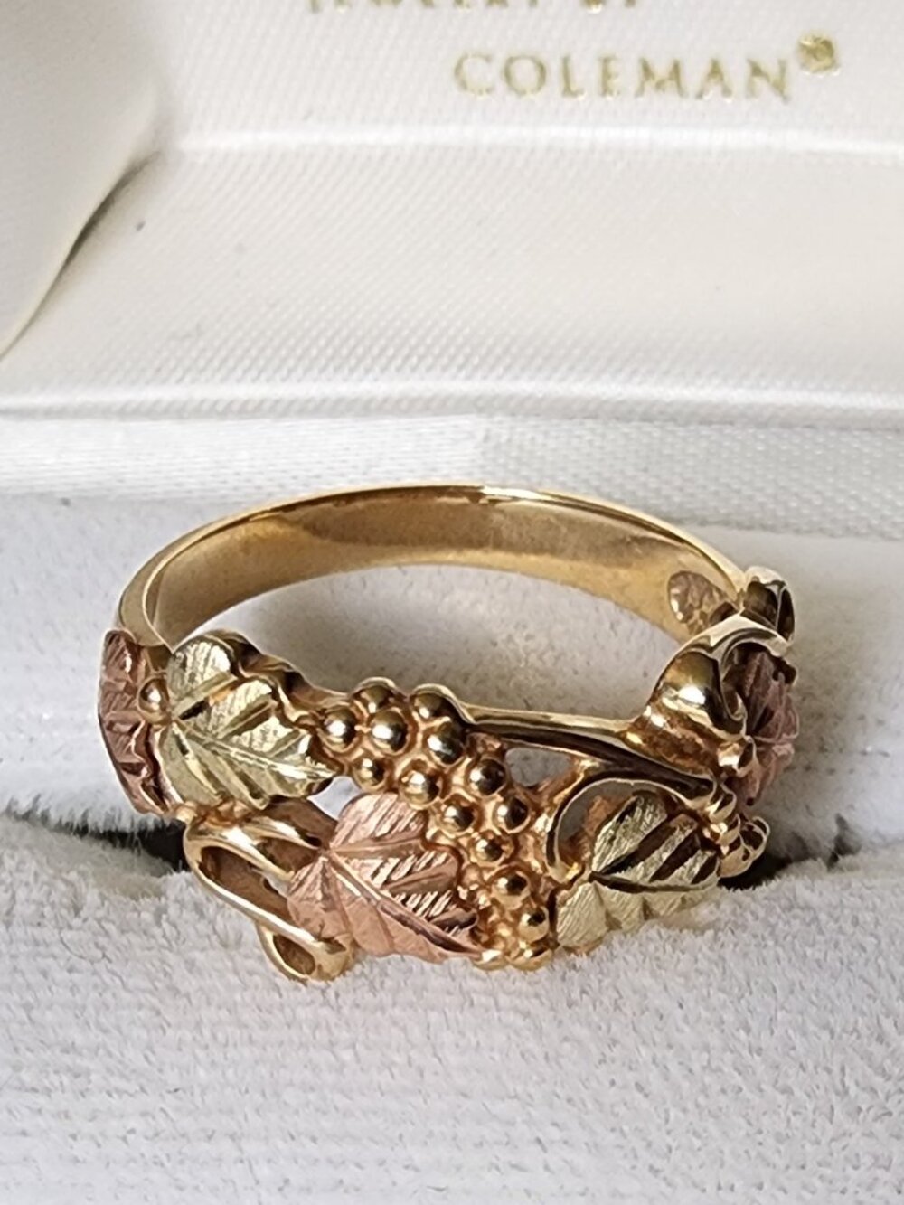 Coleman Black Hills Gold Tri Color Grape Leaf Ring Original Box Approx Size 6